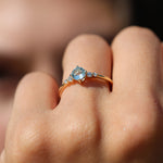 Load image into Gallery viewer, Fleur de Lys Sky Blue Topaz Yüzük