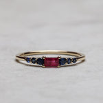 Load image into Gallery viewer, Victoria Yakut Safir Yüzük