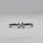 Load image into Gallery viewer, Abigail 50 Yuvarlak Pırlanta Yüzük